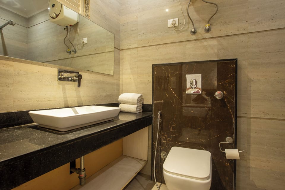 Shower, rainfall showerhead, free toiletries, hair dryer