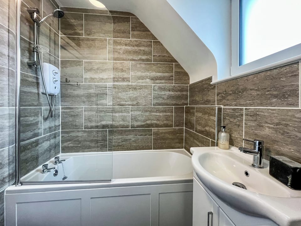 Bathroom | Castle Park, Ceres, near Cupar