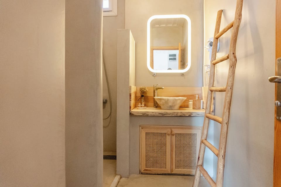 King Suite | Bathroom | Shower, rainfall showerhead, free toiletries, hair dryer
