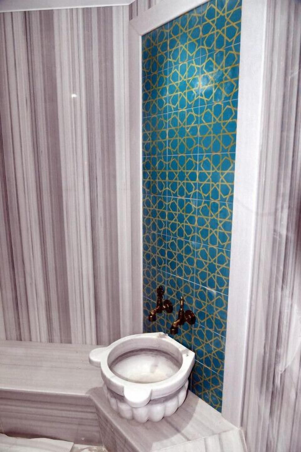 Classic Double or Twin Room, Mountain View | Bathroom | Shower, rainfall showerhead, hair dryer, towels
