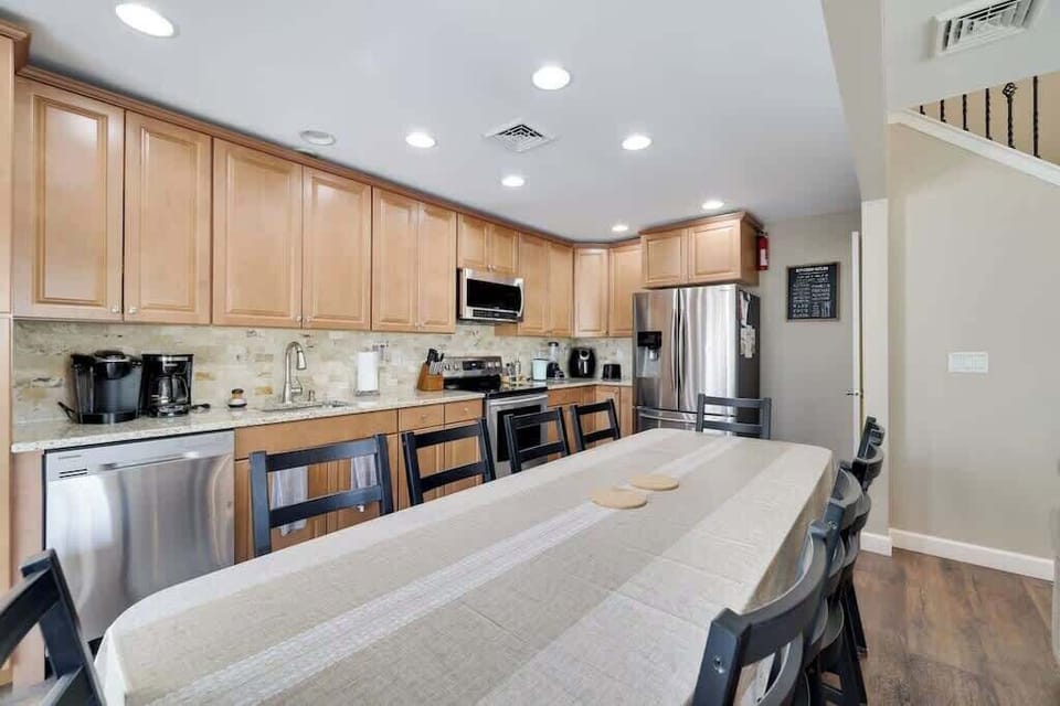Modern Kitchen with Breakfast Bar & Stainless Appliances