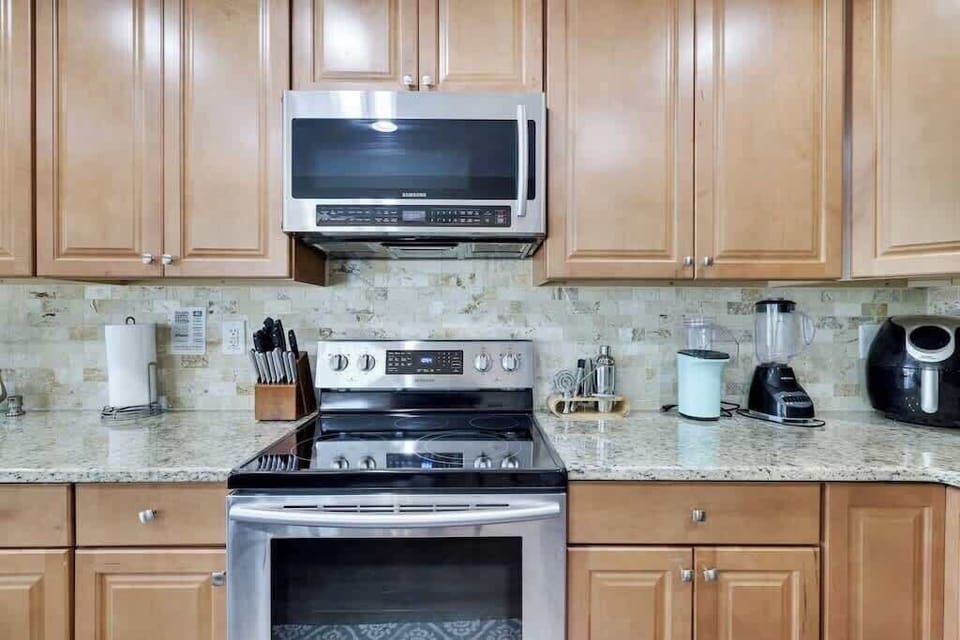 Kitchen with Coffee Maker, Stove & Full Amenities