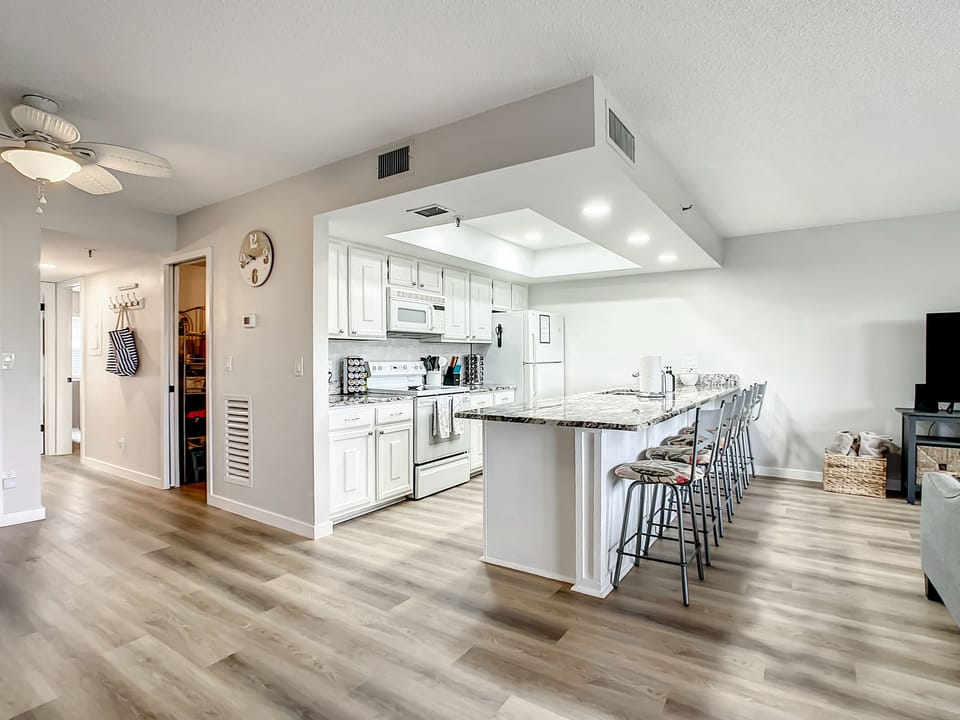 ★Gulf Coast 107★ Heated Pool + Beach Gear, Steps to Beach! Clean&Spacious Condo Apartment in Indian Shores