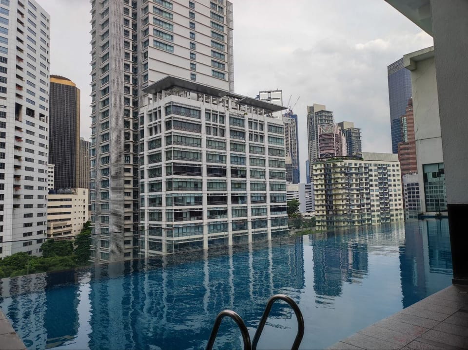 Infinity pool