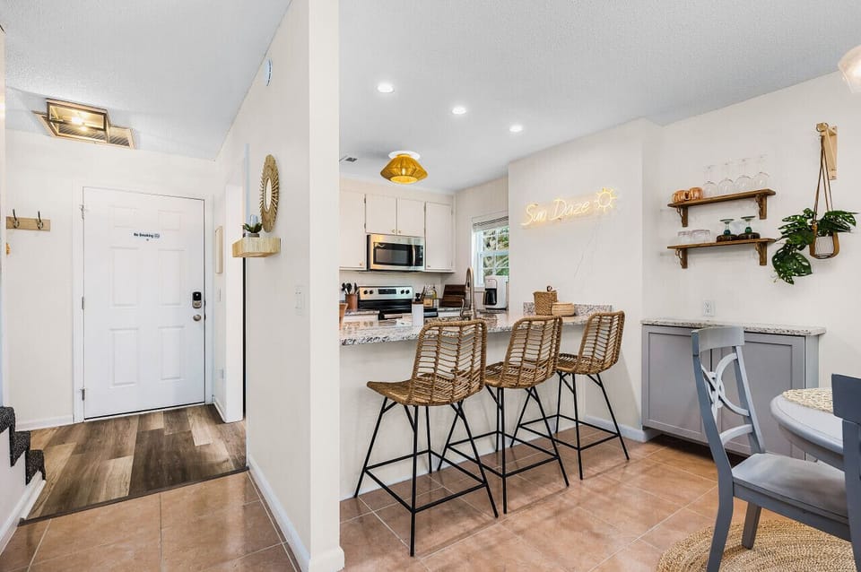 Pull up to the kitchen bar and enjoy eating meals, surfing on the laptop, or having a few drinks before going to the beach.