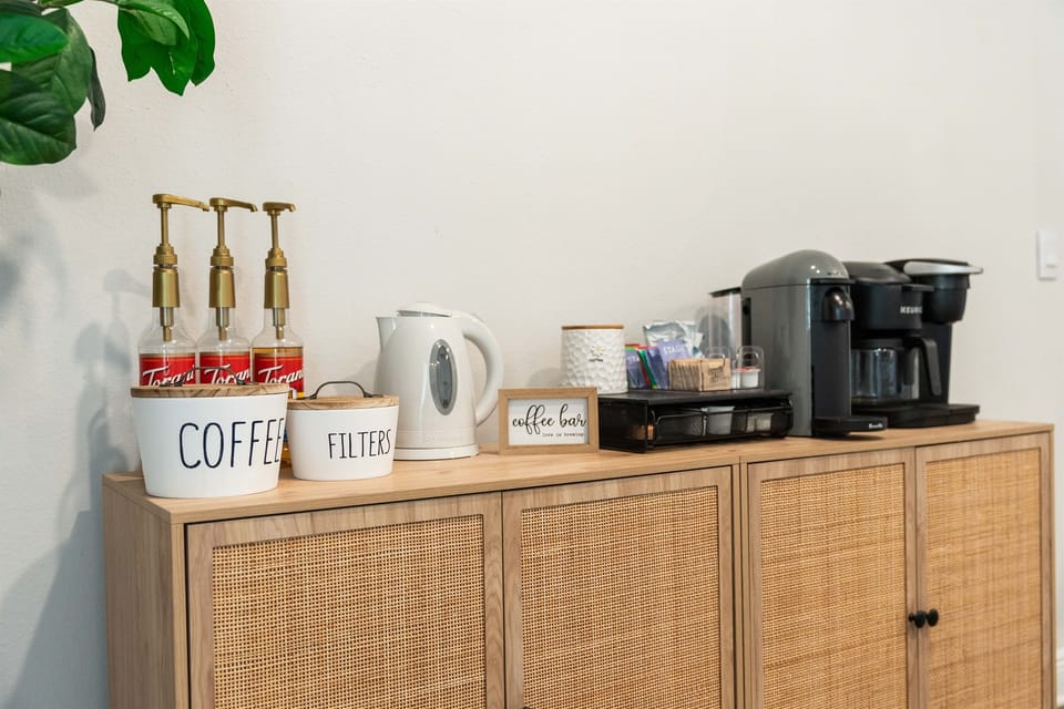 Coffee Bar: Enjoy a variety of options to start your day, including drip coffee, Nespresso, Keurig, an assortment of teas, hot cocoa, and a selection of flavored syrups—perfect for customizing your morning beverage before heading to the beach. ❤️