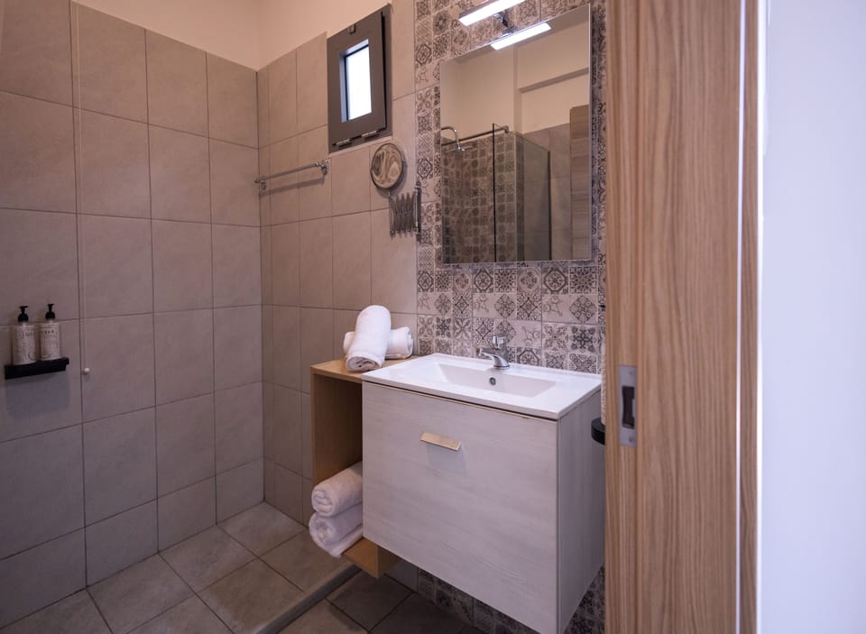 Standard Room with Garden View | Bathroom | Free toiletries, slippers