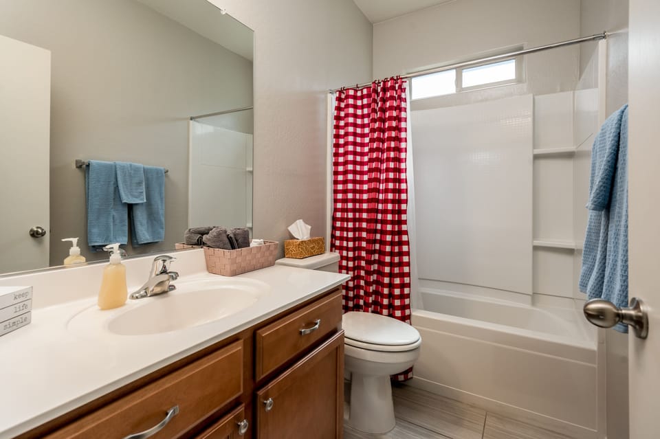 Second full bathroom with bathtub