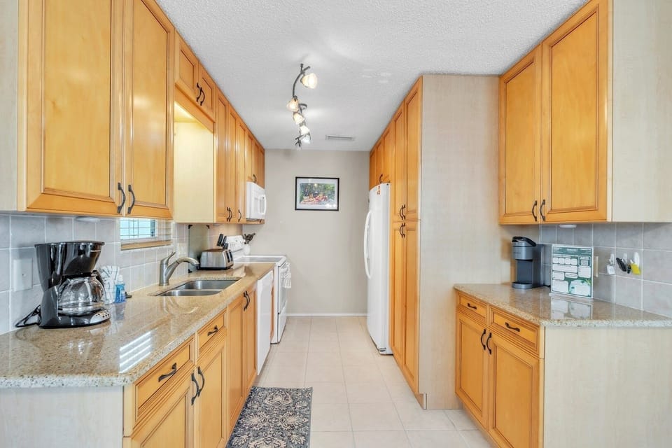 Townhome, 3 Bedrooms | Private kitchen | Coffee/tea maker, fridge, toaster