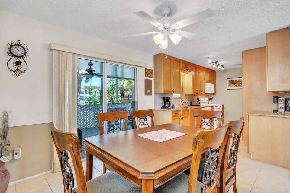 Townhome, 3 Bedrooms | Dining