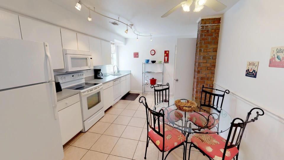 Eat-In Kitchen