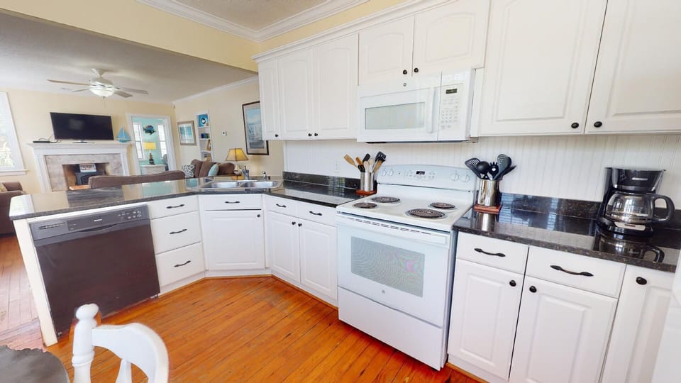 Eat-In Kitchen