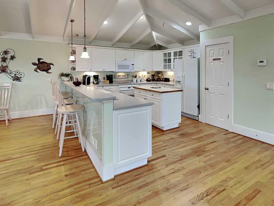 Full Kitchen w. Island + Breakfast Bar