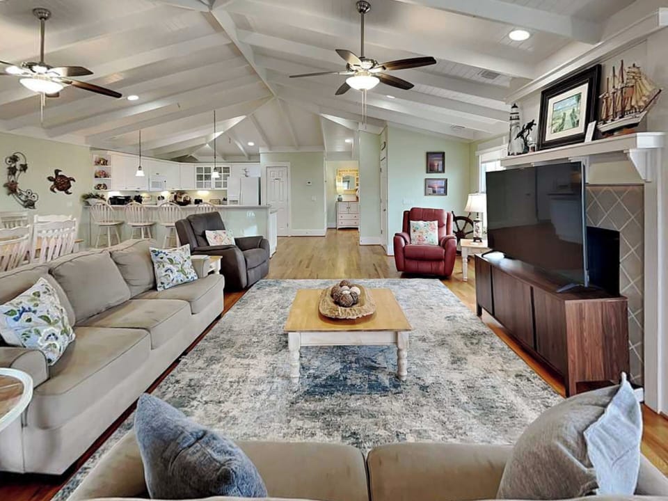 Spacious Living Area w. Plenty of Seating