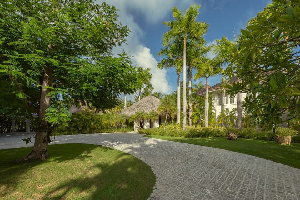 La Guappa - ocean front luxury villa with full staff in golf and beach resort (7121)