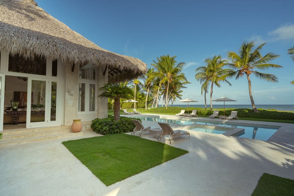 La Guappa - ocean front luxury villa with full staff in golf and beach resort (7113)