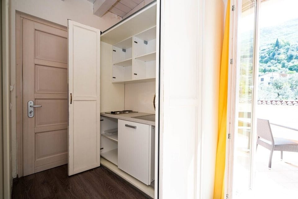 Monte Baldo Room | Minibar, in-room safe, blackout drapes, iron/ironing board