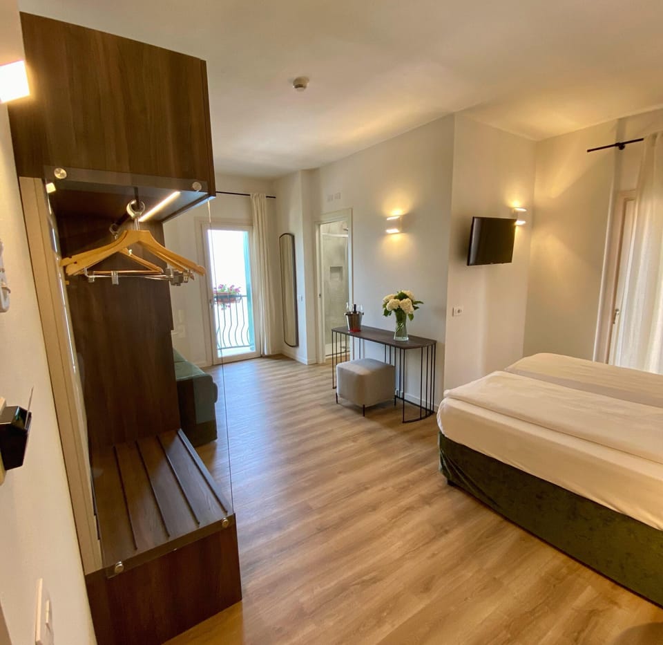 Deluxe Room | Minibar, in-room safe, blackout drapes, iron/ironing board