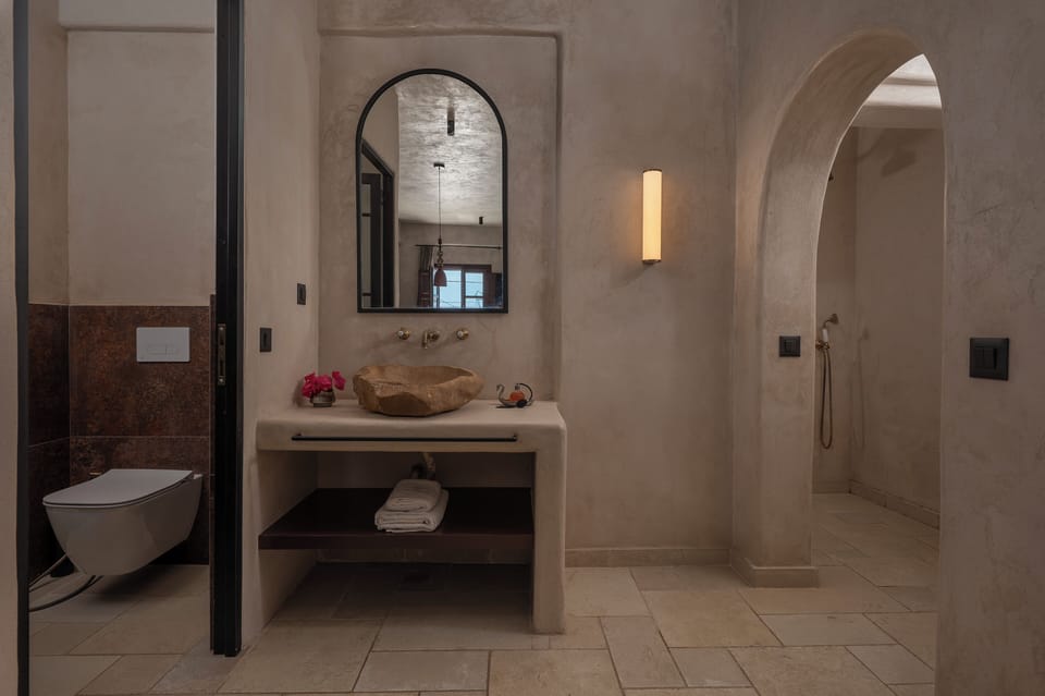 Superior Room Caldera View | Bathroom | Shower, free toiletries, hair dryer, bathrobes
