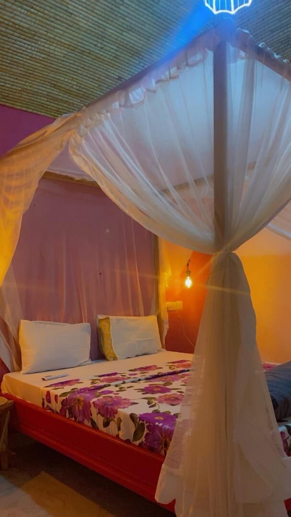 Traditional Room | Pillowtop beds, laptop workspace, free WiFi, bed sheets