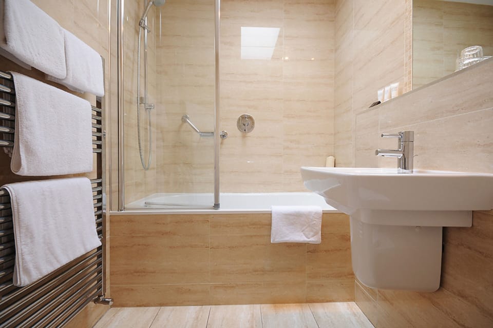 Combined shower/tub, free toiletries, hair dryer, towels