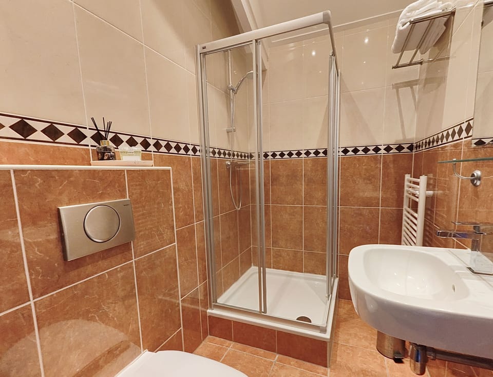 Triple Room | Bathroom | Hair dryer, towels