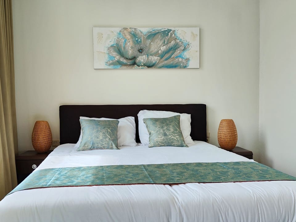 Triple Room | Desk, laptop workspace, soundproofing, free WiFi