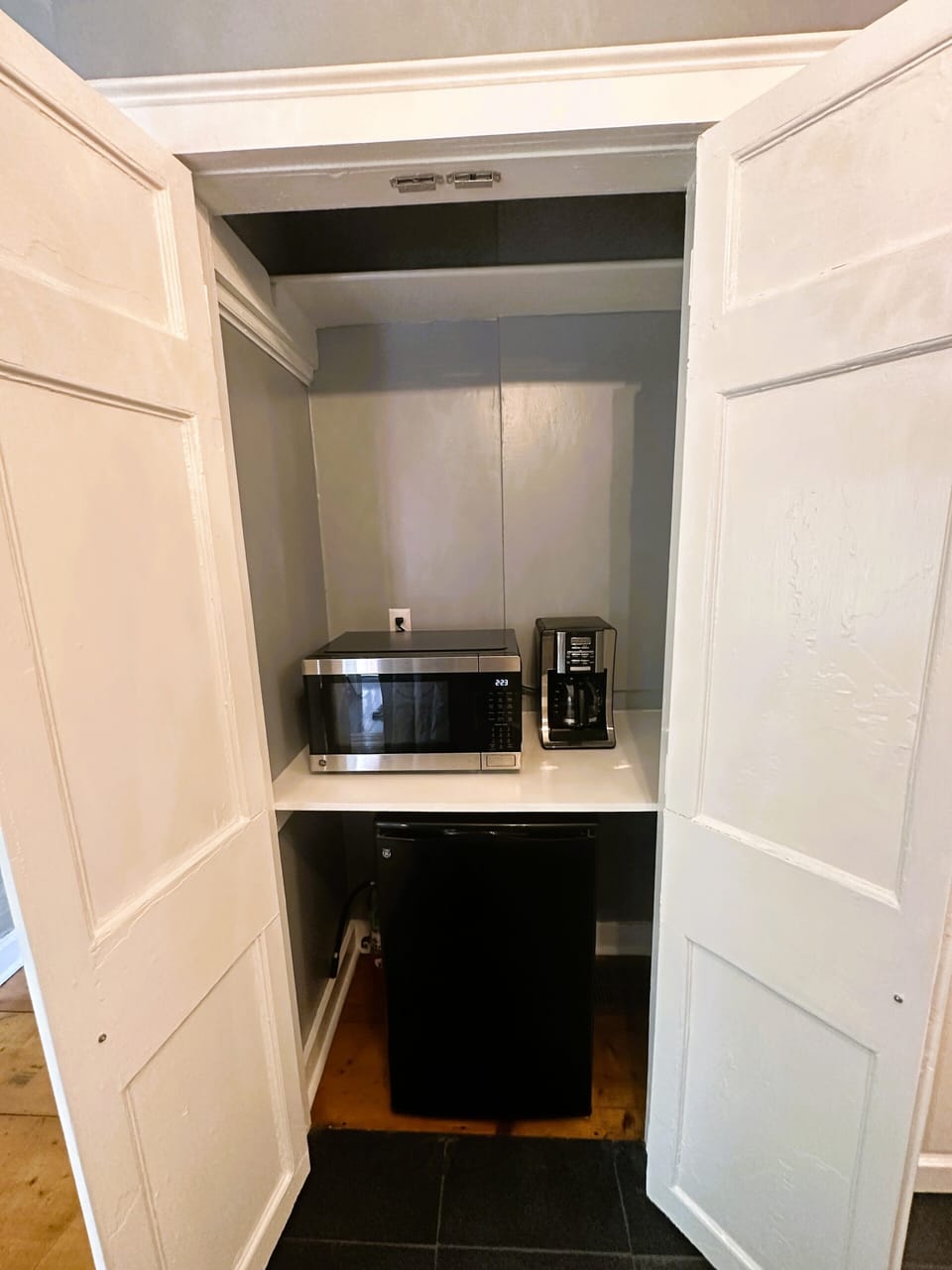 Coffee maker, minifridge, and microwave to reheat yummy leftovers.