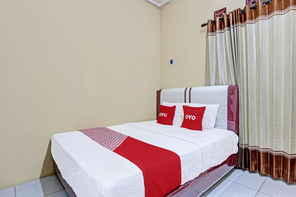 Standard Double Room | Laptop workspace, bed sheets