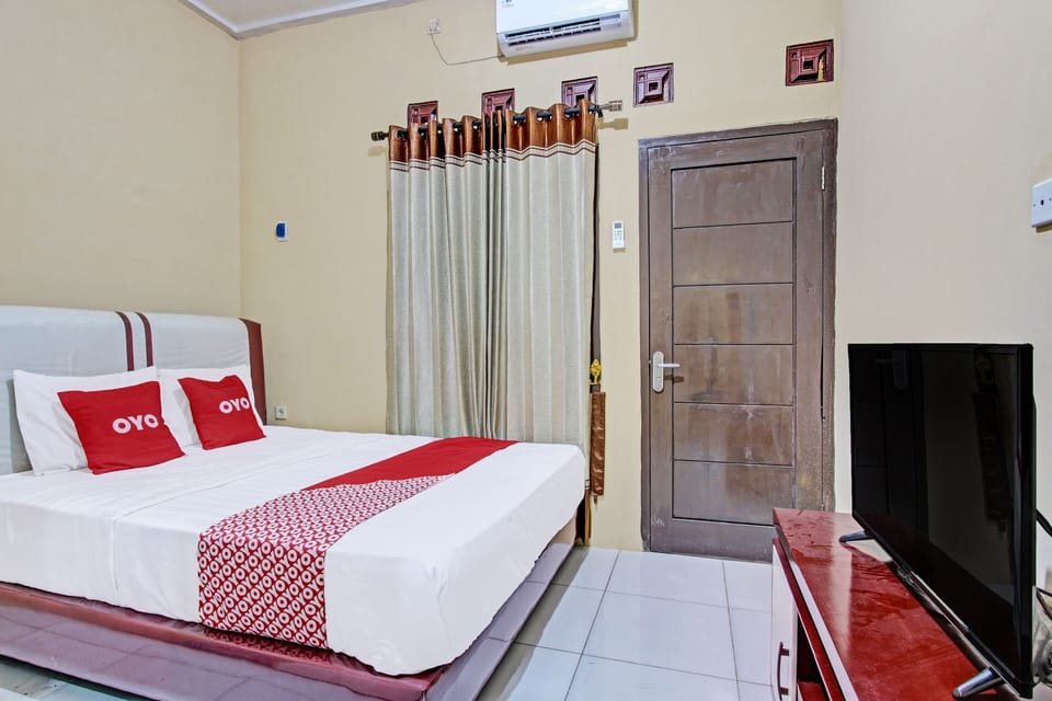Standard Double Room | Laptop workspace, bed sheets