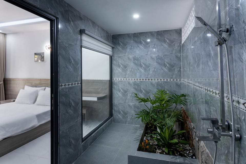 Shower, rainfall showerhead, free toiletries, hair dryer