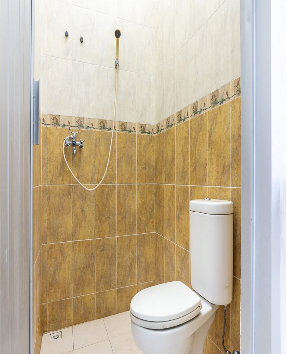 Standard Double Room | Bathroom | Shower, towels
