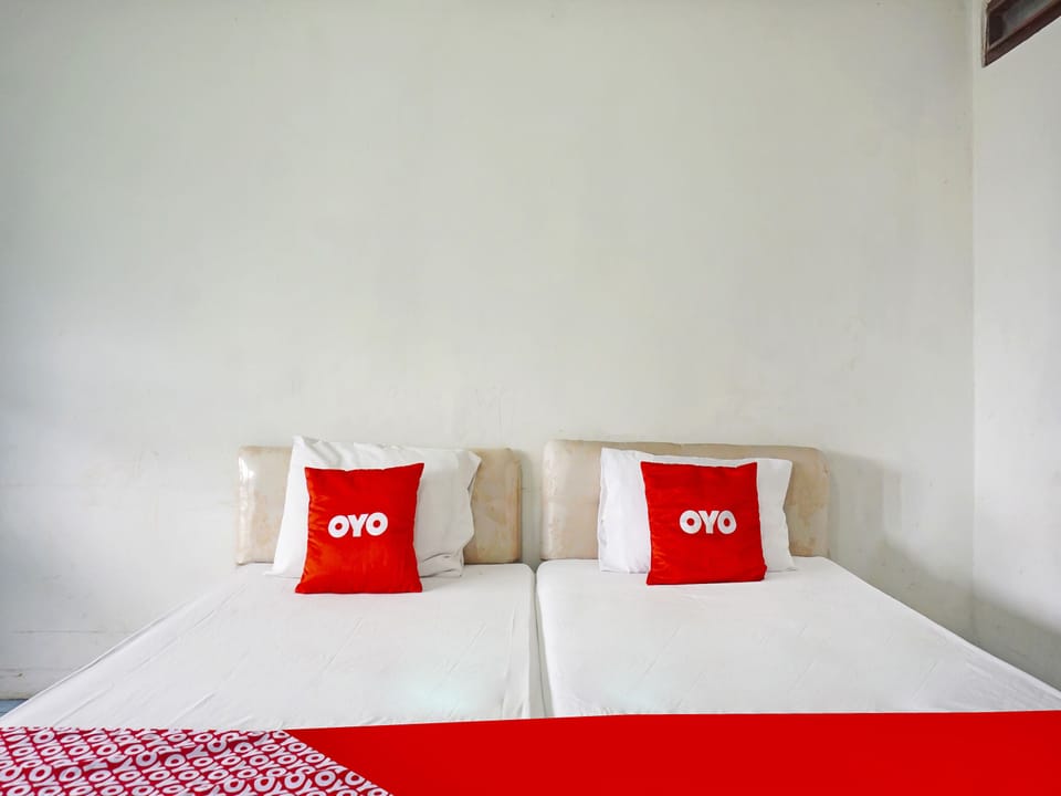 Standard Double Room | Desk, bed sheets