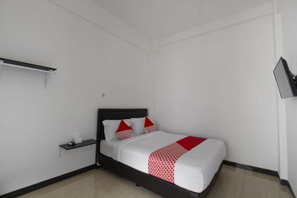 Deluxe Double Room | Desk, bed sheets