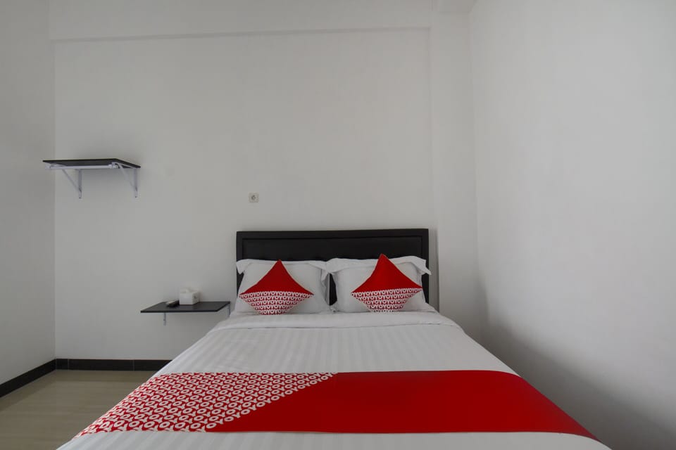 Deluxe Double Room | Desk, bed sheets