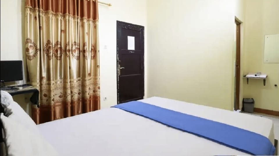 Standard Double Room | Rollaway beds, free WiFi, bed sheets