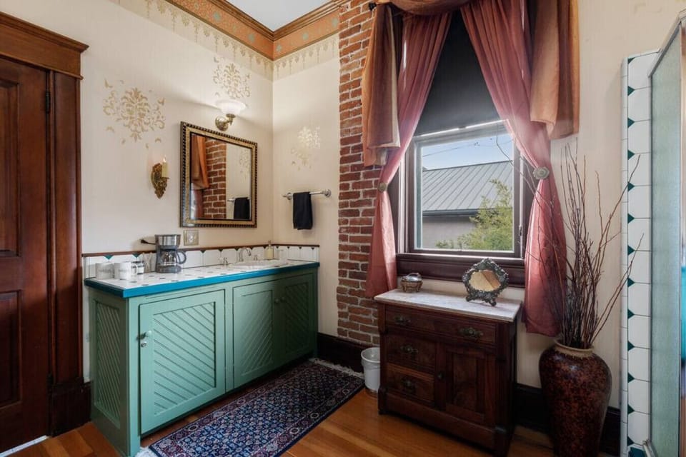 Bathroom vanity