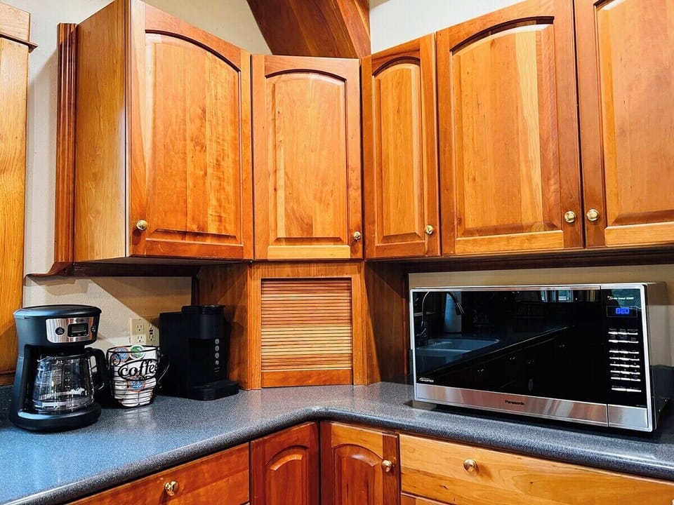 Large fully stocked kitchen - Regular coffee maker and Keurig 