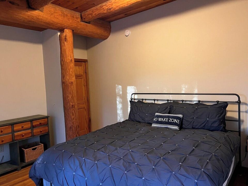 1st floor bedroom - Brand new King bed