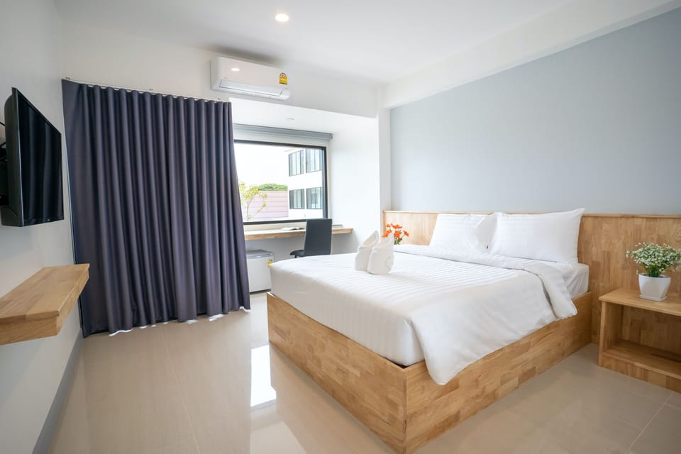 Premium bedding, minibar, desk, soundproofing