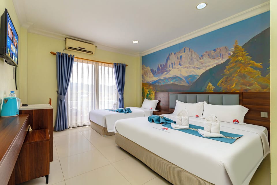 Family Room | Hypo-allergenic bedding available, desk, laptop workspace