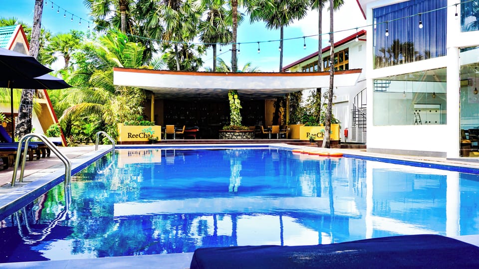 Swim-up bar