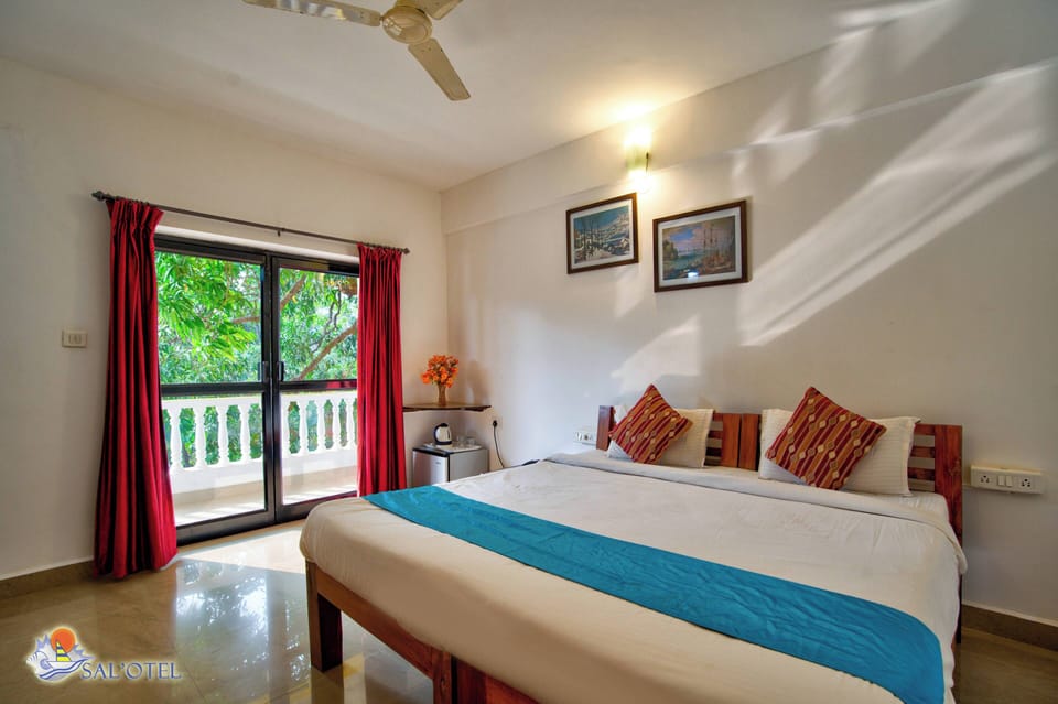 Deluxe Double Room | Laptop workspace, blackout drapes, bed sheets