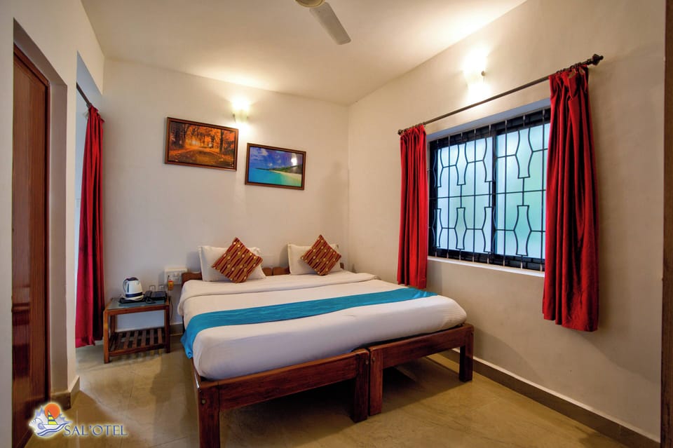 Single Room | Laptop workspace, blackout drapes, bed sheets