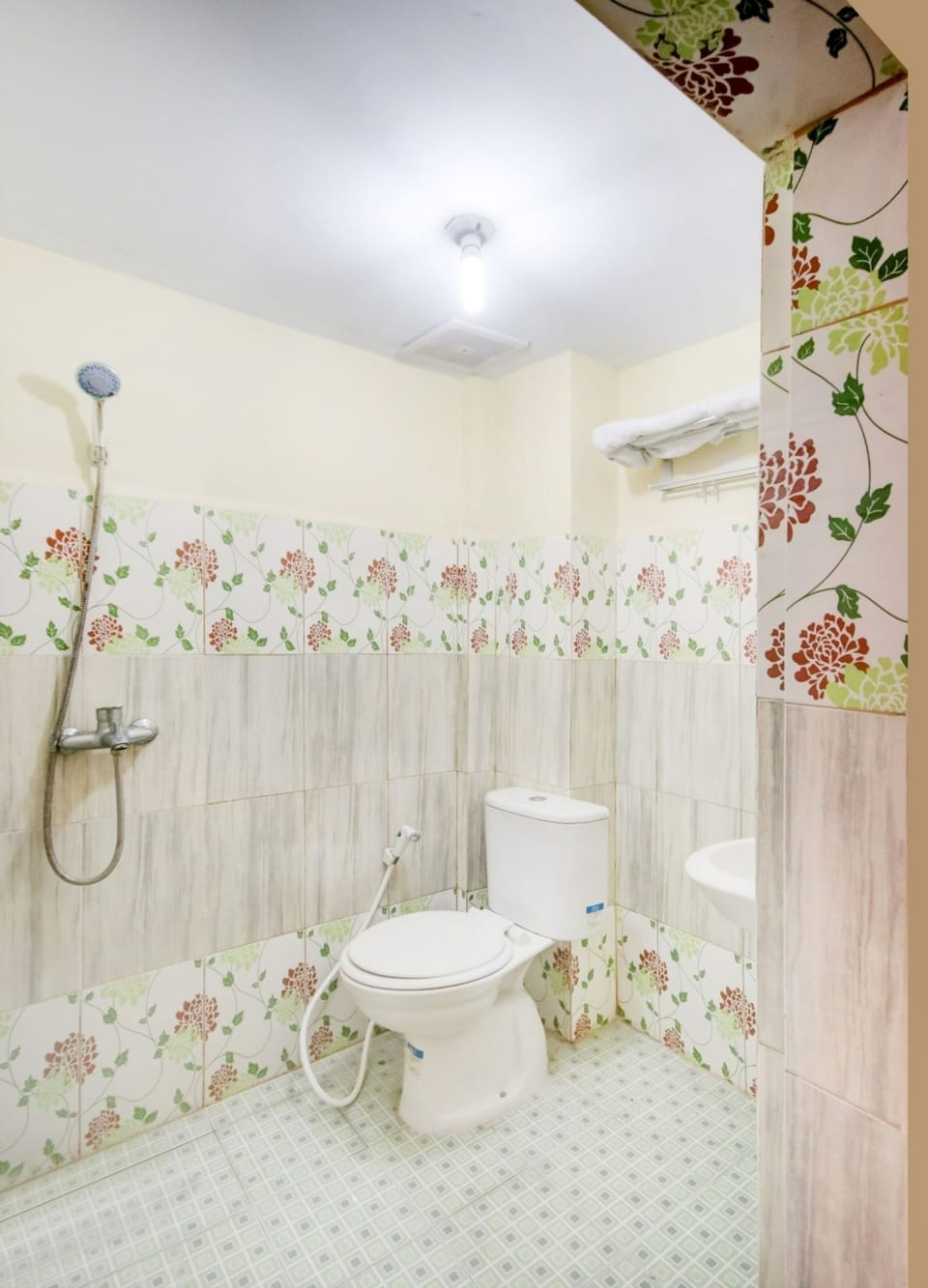 Deluxe Double Room | Bathroom | Shower, rainfall showerhead, soap