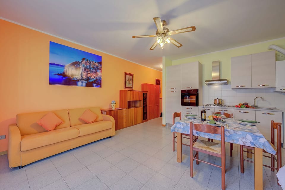 Family Studio (Peter relax -1 km near Salò & beach) | Living area | 21-inch flat-screen TV with cable channels, TV