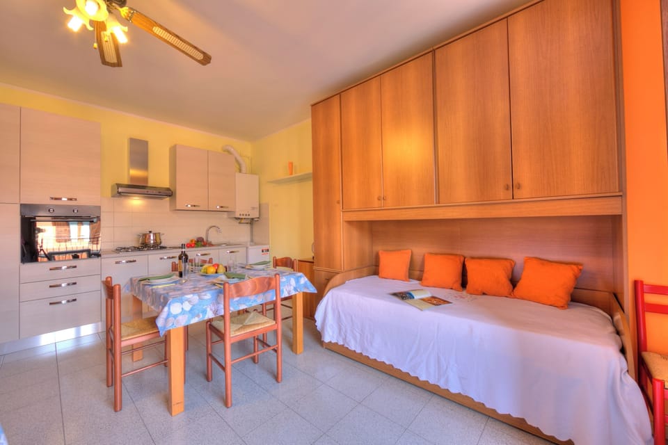 Fridge, oven, stovetop, coffee/tea maker