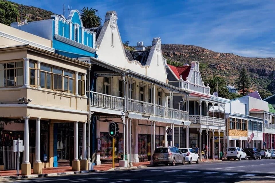 Walk the streets of Simons Town and take in the Maritime History of the area. There are plenty of places to grab a bite: Lighthouse Cafe and Saveur Restaurant being 2 of our favourites. Grab an ice cream and walk down the pier!