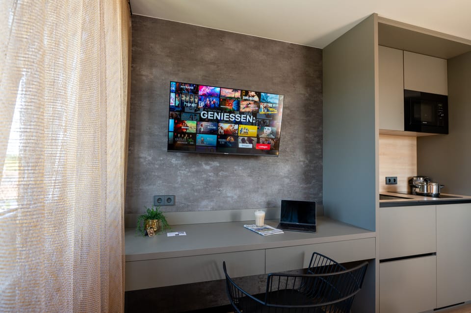 Desk, soundproofing, free WiFi, bed sheets