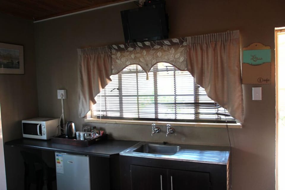 Basic Room | Individually decorated, individually furnished, desk, laptop workspace